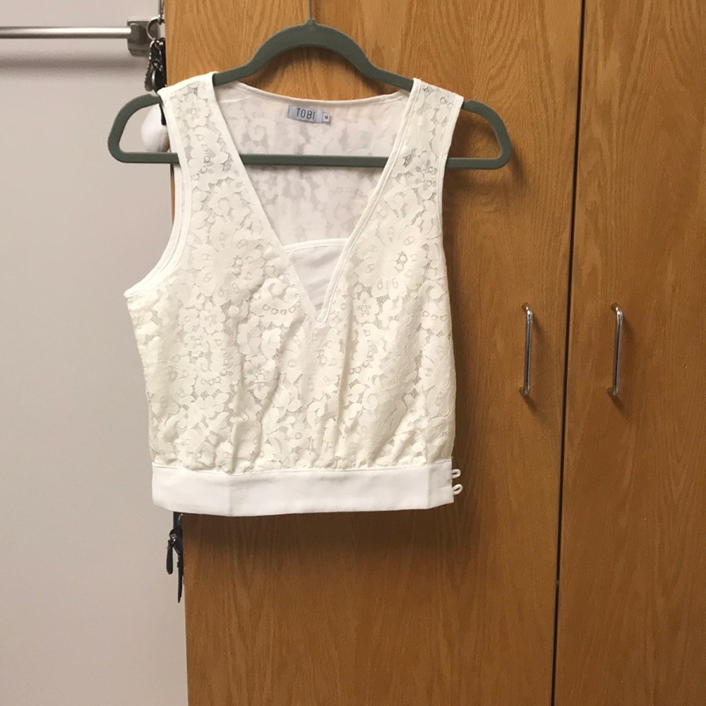 TOBI Sleeveless Cropped Blouse.
